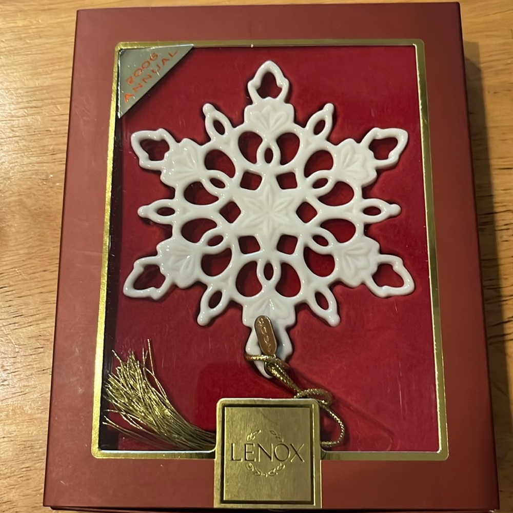 Lenox Snow Fantasies Snowflake ornament 2006